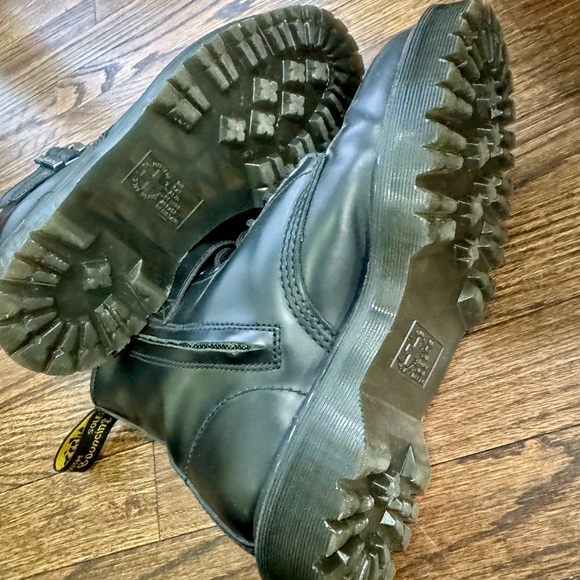 Women’s Dr. Martens - Picture 4 of 6